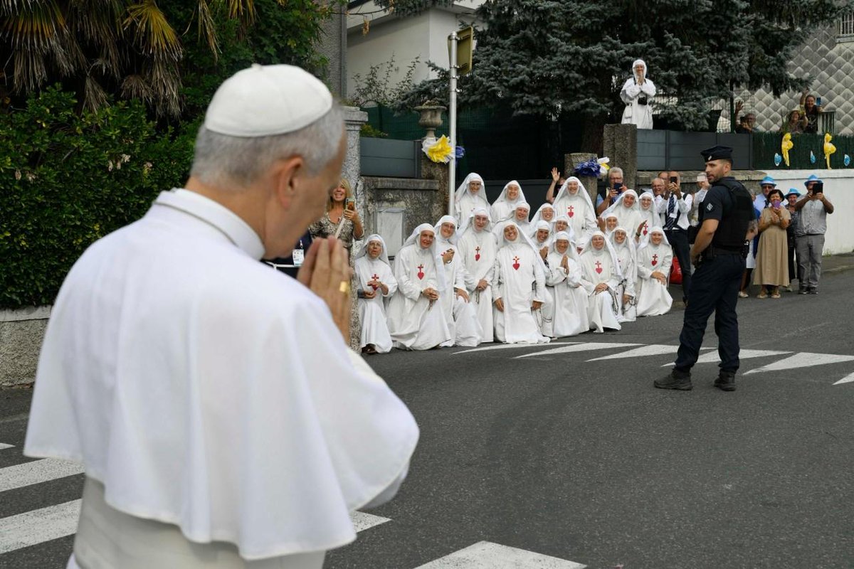 vaticannews_fr's tweet photo. 🙏🇫🇷 Quelques images de la rencontre privée de Léon XIV avec les Carmélites dans leur monastère de Lourdes. https://t.co/v9ARBOKH56