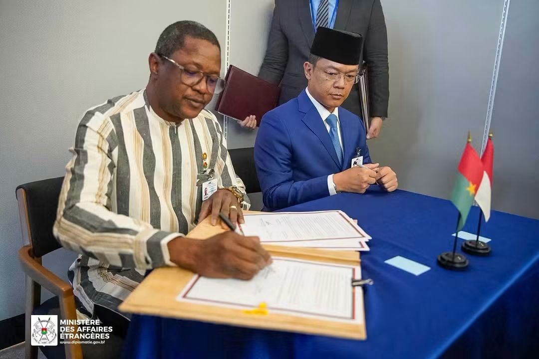 beyondB_DAG's tweet photo. 🟥 Bilateral cooperation: the dynamics in Burkina Faso are generating interest from Indonesia and the Bahamas who wish to strengthen their partnership with Ouagadougou

( New York, September 27, 2026)
The orientations of the President of Burkina Faso for strengthening the legal framework of cooperation between Burkina Faso and the Republic of Indonesia have taken concrete form during the high-level week of the UN General Assembly.

On September 24, 2026, the Minister of Foreign Affairs and his Indonesian counterpart, Mr. SUGIONO, signed an Agreement Framework for Cooperation between Burkina Faso and Indonesia.

This legal document defines the areas and sectors of interest in which Ouagadougou and Jakarta can build partnerships.

This is added to the signing of a Memorandum on visa exemption between Burkina Faso and Indonesia for holders of official passports, an important step that will facilitate the exchange of delegations.

The Burkinabè diplomacy must also strengthen bilaterally, with the Commonwealth of the Bahamas, an archipelago country in the Atlantic Ocean, south of Florida and north of Cuba.

The Minister of Foreign Affairs of this country, H.E. Frederick A. MITCHELL, had discussions with Comrade Karamoko Jean Marie TRAORE on the actions to be taken to inject new dynamics into the friendship and cooperation between Burkina Faso and the Commonwealth of the Bahamas.

"The Burkina Faso is at a stage in its history that attracts the attention of the world and we are committed to increasing the level of partnership with this country in several areas of interest," the Bahaman diplomat said during the meeting.

The Head of Burkinabè diplomacy acknowledged that there is great potential to be exploited in cooperation between the two countries.

Therefore, the two ministers agreed that their teams can work in synergy to develop and adopt legal instruments that will strengthen the Ouagadougou-Nassau axis.

Source: Ministry of Foreign Affairs of Burkina Faso