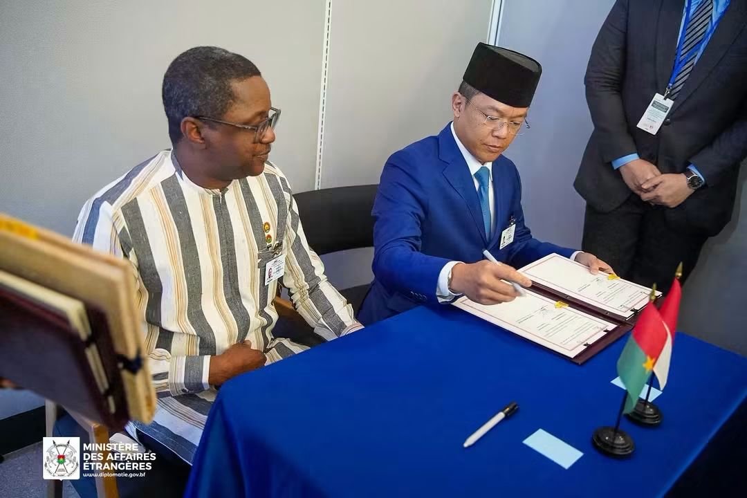 beyondB_DAG's tweet photo. 🟥 Bilateral cooperation: the dynamics in Burkina Faso are generating interest from Indonesia and the Bahamas who wish to strengthen their partnership with Ouagadougou

( New York, September 27, 2026)
The orientations of the President of Burkina Faso for strengthening the legal framework of cooperation between Burkina Faso and the Republic of Indonesia have taken concrete form during the high-level week of the UN General Assembly.

On September 24, 2026, the Minister of Foreign Affairs and his Indonesian counterpart, Mr. SUGIONO, signed an Agreement Framework for Cooperation between Burkina Faso and Indonesia.

This legal document defines the areas and sectors of interest in which Ouagadougou and Jakarta can build partnerships.

This is added to the signing of a Memorandum on visa exemption between Burkina Faso and Indonesia for holders of official passports, an important step that will facilitate the exchange of delegations.

The Burkinabè diplomacy must also strengthen bilaterally, with the Commonwealth of the Bahamas, an archipelago country in the Atlantic Ocean, south of Florida and north of Cuba.

The Minister of Foreign Affairs of this country, H.E. Frederick A. MITCHELL, had discussions with Comrade Karamoko Jean Marie TRAORE on the actions to be taken to inject new dynamics into the friendship and cooperation between Burkina Faso and the Commonwealth of the Bahamas.

"The Burkina Faso is at a stage in its history that attracts the attention of the world and we are committed to increasing the level of partnership with this country in several areas of interest," the Bahaman diplomat said during the meeting.

The Head of Burkinabè diplomacy acknowledged that there is great potential to be exploited in cooperation between the two countries.

Therefore, the two ministers agreed that their teams can work in synergy to develop and adopt legal instruments that will strengthen the Ouagadougou-Nassau axis.

Source: Ministry of Foreign Affairs of Burkina Faso