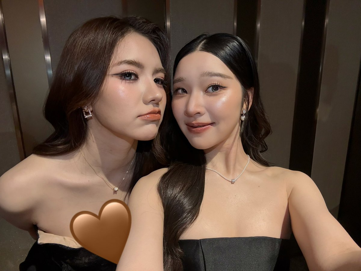 ayaorapan's tweet photo. 👀🤎💖✨

ดีใจที่ได้เจอทุกคนนะคะ ขอบคุณที่เดินทางมาหากันด้วยงับ และขอบคุณทีมหน้าจอคอยส่งกำลังใจมาให้ด้วยนะคะ 
กลับบ้านปลอดภัย พักผ่อนเยอะๆเลยน้าา เปียกฝนกันมั้ยคะ ห้ามป่วยน้าา! 
ไว้เจอกันอีกนะคะทุกคน 
คืนนี้ฝันดีหลับฝันดีน้า love u PlusA 🫶🏻

#FEEDxKHAOSODAwards2026  
#miephat #mieaya #ayaorapan