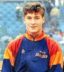 aanthl's tweet photo. Quello che mi auguro per la mia squadra del cuore è un giorno riuscire a trovare un attaccante che sappia fare goal sia di destro che di sinistro, magari anche di testa, che abbia un tiro potente ma anche dribbling stretto, progressione e Forza fisica, però mi piacerebbe anche che sapesse fare assist, far girare il gioco, dovrebbe saper tirare i rigori e le punizioni, e dovrebbe essere costante.
Però so già che la Roma un giocatore simile non se lo porrebbe permettere, che disdetta.
Pensa che sogno se ci capitasse nelle giovanili, sarebbe a costo zero
Magari così legherebbe il suo nome alla squadra e alla città.
Chissà, magari un giorno...
Tanti auguri mio Eterno Capitano 
💛❤️