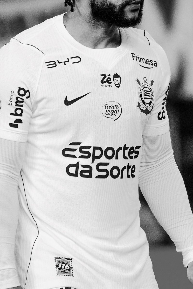 povotime1910's tweet photo. 🦅🚨PROPOSTA PELO MASTER | O Corinthians recebeu uma proposta de aproximadamente R$ 120 milhões da Fatal Model para assumir o patrocínio máster do clube, segundo o Meu Timão. 

A empresa ocuparia o espaço atualmente destinado à Esportes da Sorte, com sua marca estampada na parte frontal da camisa.

A oferta surge em meio à incerteza sobre a continuidade da atual patrocinadora e diante do impacto financeiro que uma eventual saída poderia causar ao Corinthians. O clube estima uma perda de até R$ 480 milhões em arrecadação e vê a proposta como uma possível alternativa para reduzir esse impacto.

Vale lembrar que o Corinthians já possui uma parceria com a Fatal Fans, plataforma de conteúdo ligada à Fatal Model.

📰 Meu Timão
📸 Davi Bittencourt / Time do Povo