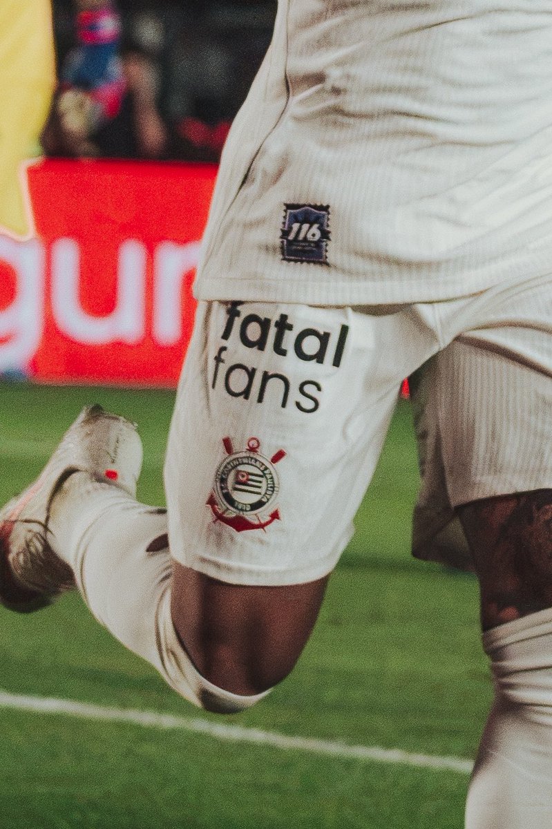 povotime1910's tweet photo. 🦅🚨PROPOSTA PELO MASTER | O Corinthians recebeu uma proposta de aproximadamente R$ 120 milhões da Fatal Model para assumir o patrocínio máster do clube, segundo o Meu Timão. 

A empresa ocuparia o espaço atualmente destinado à Esportes da Sorte, com sua marca estampada na parte frontal da camisa.

A oferta surge em meio à incerteza sobre a continuidade da atual patrocinadora e diante do impacto financeiro que uma eventual saída poderia causar ao Corinthians. O clube estima uma perda de até R$ 480 milhões em arrecadação e vê a proposta como uma possível alternativa para reduzir esse impacto.

Vale lembrar que o Corinthians já possui uma parceria com a Fatal Fans, plataforma de conteúdo ligada à Fatal Model.

📰 Meu Timão
📸 Davi Bittencourt / Time do Povo