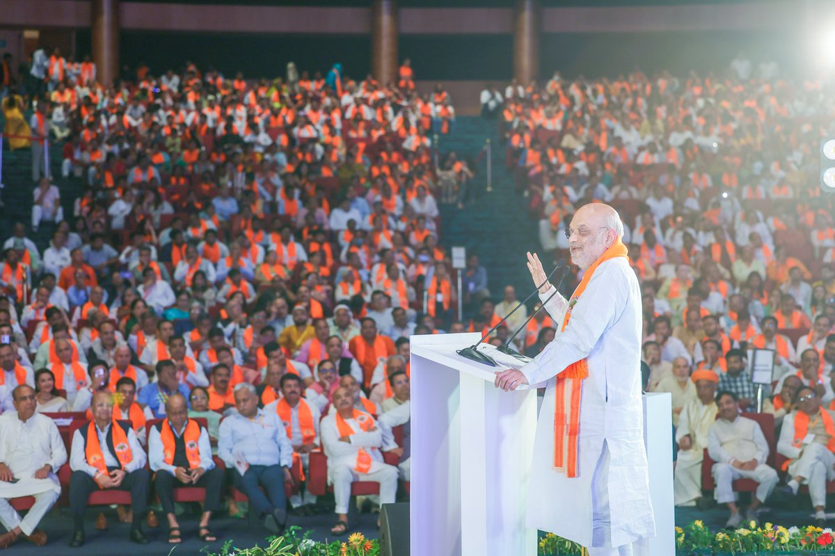 AmitShah's tweet photo. अशोक सिंहल जी का जीवन इस बात का प्रमाण है कि कैसे एक व्यक्ति अपनी निष्ठा और समर्पण से पीढ़ियों को राष्ट्र व संस्कृति के पथ पर दिशा दिखा सकता है।

आज नई दिल्ली में उनकी जयंती पर राष्ट्रीय स्वयंसेवक संघ के सरकार्यवाह श्री दत्तात्रेय होसबाले जी के साथ अशोक सिंहल जी के जन्मशताब्दी वर्ष का शुभारंभ किया।

समाज को संगठित करने, सांस्कृतिक चेतना जगाने और राष्ट्र को आत्मगौरव से भरने वाले अशोक जी का यह जन्मशताब्दी वर्ष उनके आदर्शों को घर-घर और विशेषकर युवाओं तक पहुंचाने का अवसर बनेगा।