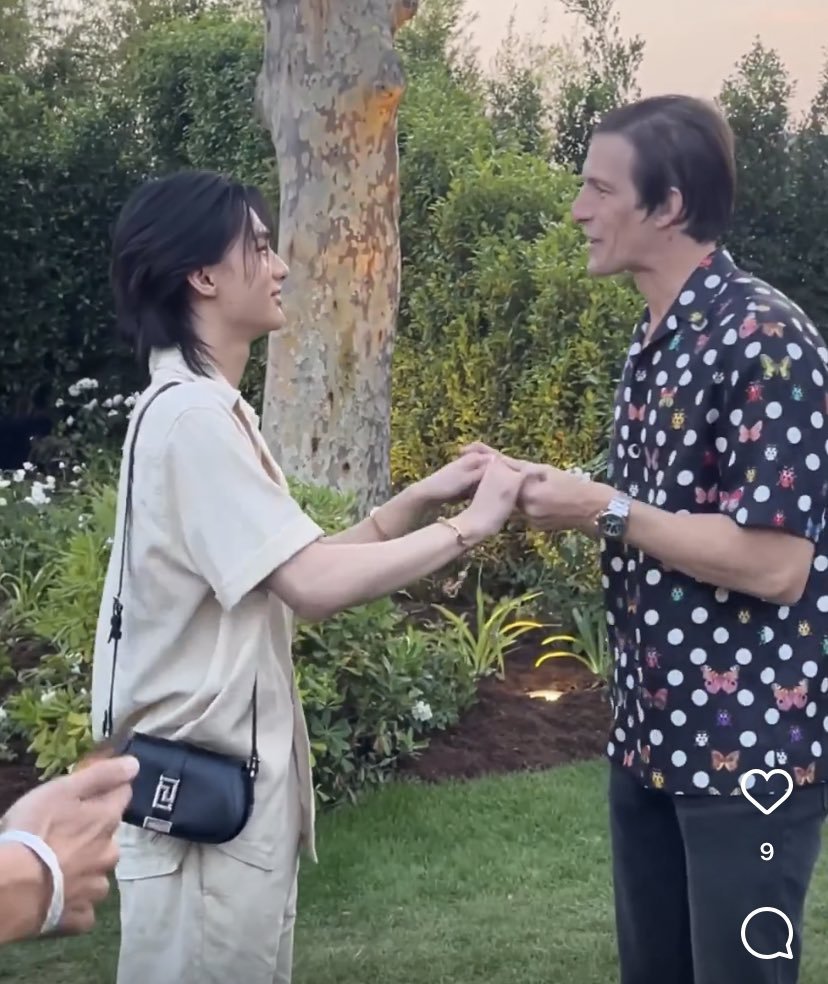 enchanted_stay's tweet photo. Y no nos olvidemos de la conexión de Argentina con Hyunjin, Iván de Pineda lo invito a nuestro país, acá salió hasta en las noticias ese día fue muy especial y después lo tuvimos acá paseando y con nuestra camiseta https://t.co/XgWQmz3Hkw