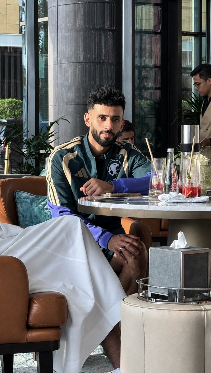 lio10q's tweet photo. تخيل تنزل اللوبي تبي تتقهوى و تلقى لاعبين المنتخب السعودي كلهم فيه و سلطان مندش جالس قدامك ؟
هذي محاسن الصدف فعلاً 🤍 https://t.co/taTFci2jfQ