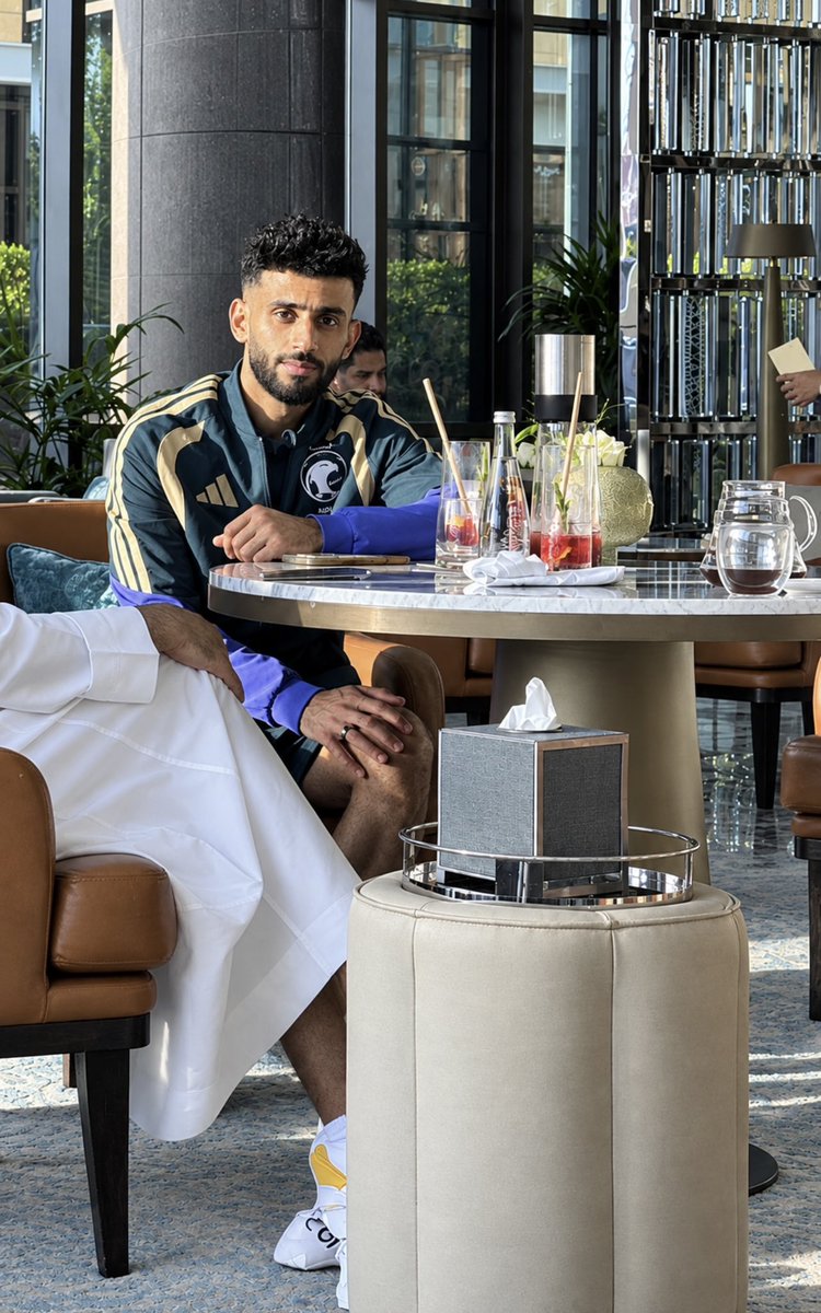 lio10q's tweet photo. تخيل تنزل اللوبي تبي تتقهوى و تلقى لاعبين المنتخب السعودي كلهم فيه و سلطان مندش جالس قدامك ؟
هذي محاسن الصدف فعلاً 🤍 https://t.co/taTFci2jfQ
