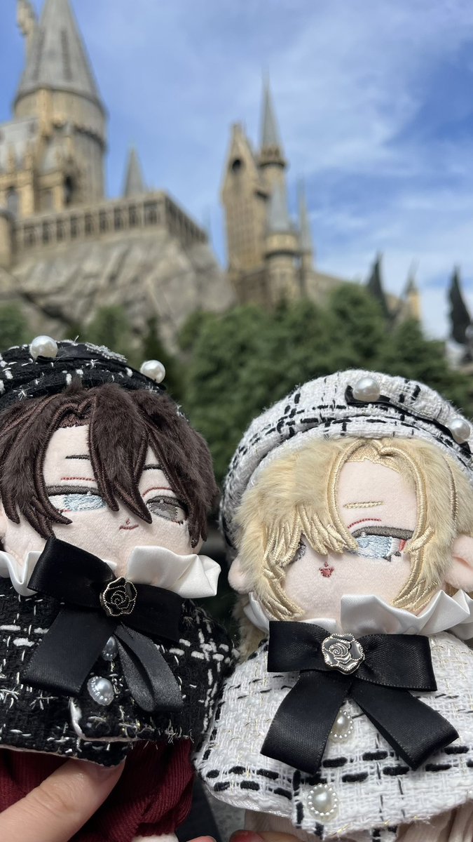 shibatrpg's tweet photo. 魔法使いというだけでホグワーツ城に連れてこられたergoのおふたりと 
1920sNYマフィアというだけでニューヨークスタイルピザと並べられるレオ様 https://t.co/jYkPKBYicd