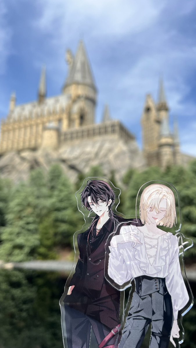shibatrpg's tweet photo. 魔法使いというだけでホグワーツ城に連れてこられたergoのおふたりと 
1920sNYマフィアというだけでニューヨークスタイルピザと並べられるレオ様 https://t.co/jYkPKBYicd