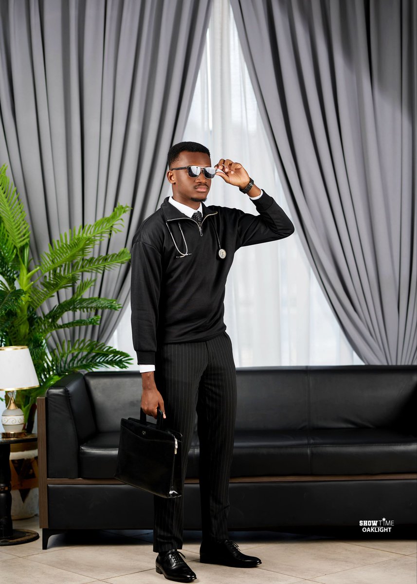 Caleb_is_fun's tweet photo. Sorry for the delay but steeze delayed is not steeze denied.
Presenting Dr (Med) Caleb of house Oppong, first of his name and second of his house. https://t.co/lp0O5FRthb