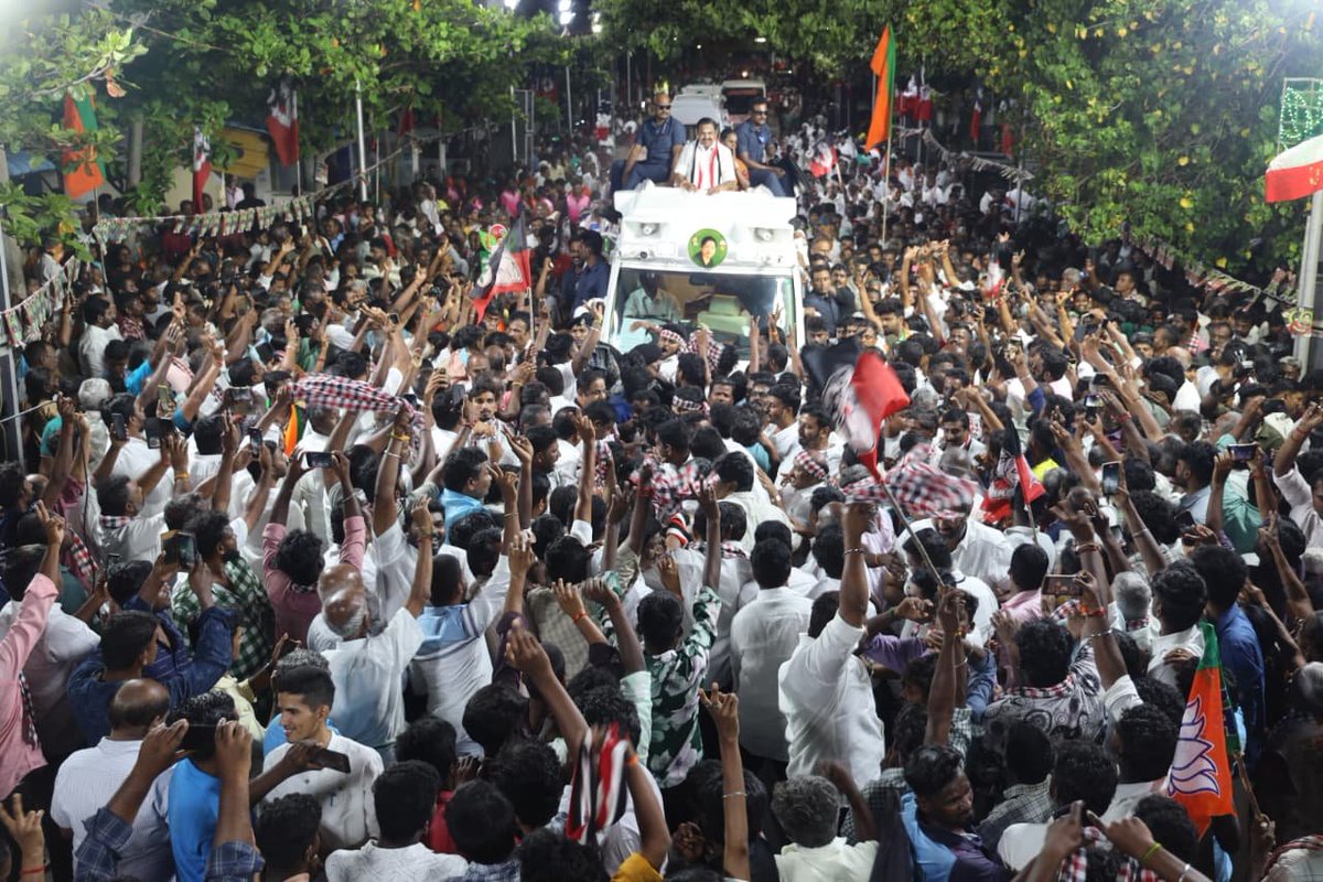 AIADMKOfficial's tweet photo. மாண்புமிகு கழகப் பொதுச் செயலாளர் புரட்சித் தமிழர் திரு. @EPSTamilNadu அவர்கள்,

தாராபுரம் சட்டமன்ற தொகுதி, உப்புத்துறைபாளையம் (தாராபுரம் நகரம்) பகுதியில் கழக வெற்றி வேட்பாளர் திருமதி. K. பானுமதி அவர்களுக்கு “இரட்டை இலை” சின்னத்தில் வாக்கு சேகரித்தார்கள்.

#வெல்லட்டும்_இரட்டைஇலை 🌱
#AIADMK #Dharapuram #ByeElections