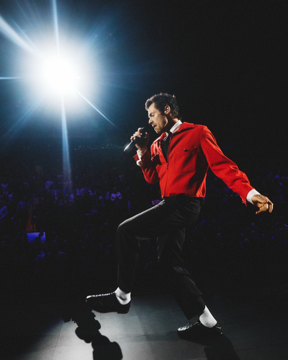 hsdtogethertour's tweet photo. Harry on stage at Madison Square Garden in New York City - September 23 

📸 Anthony Pham https://t.co/gOAYMLw5WY