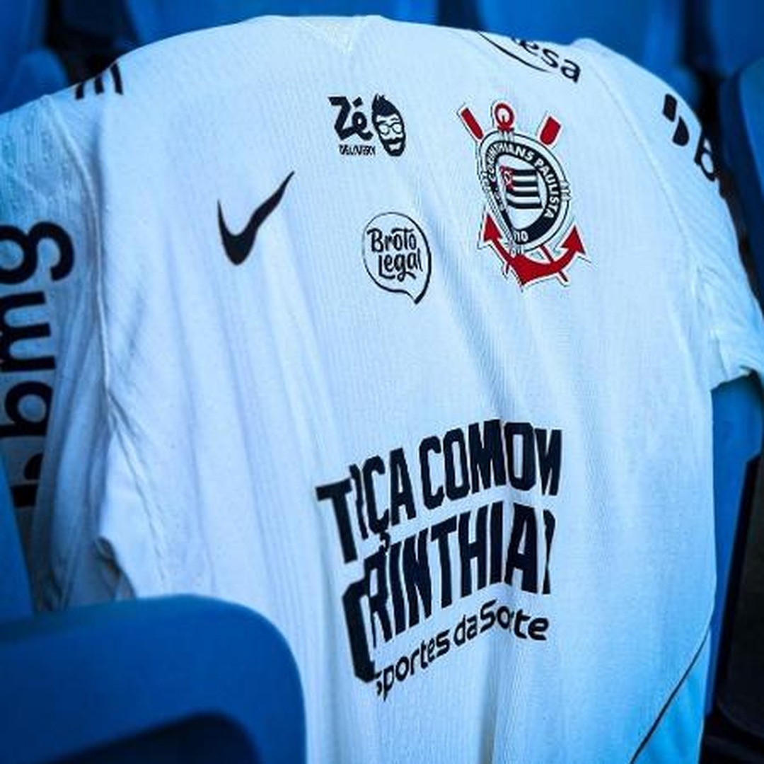 _sccpnews's tweet photo. ⚫⚪ | O Corinthians recebeu uma proposta de cerca de R$ 120 milhões da Fatal Model para assumir o patrocínio máster na parte frontal da camisa, espaço atualmente ocupado pela Esportes da Sorte. A informação é do Meu Timão.

A oferta ocorre em meio à incerteza sobre a permanência da atual patrocinadora devido a uma medida do Governo Federal que restringe o funcionamento de casas de apostas no Brasil. Com isso, o clube estima perder R$ 480 milhões em arrecadação e vê a empresa como alternativa para diminuir o impacto financeiro. O Corinthians já conta com o patrocínio da Fatal Fans, plataforma ligada à Fatal Model, que também já patrocinou o Vitória e o Remo.

📸 | Crédito não informado