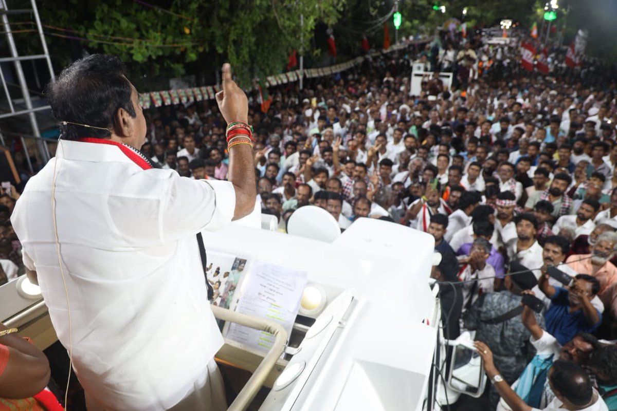 AIADMKOfficial's tweet photo. மாண்புமிகு கழகப் பொதுச் செயலாளர் புரட்சித் தமிழர் திரு. @EPSTamilNadu அவர்கள்,

தாராபுரம் சட்டமன்ற தொகுதி, உப்புத்துறைபாளையம் (தாராபுரம் நகரம்) பகுதியில் கழக வெற்றி வேட்பாளர் திருமதி. K. பானுமதி அவர்களுக்கு “இரட்டை இலை” சின்னத்தில் வாக்கு சேகரித்தார்கள்.

#வெல்லட்டும்_இரட்டைஇலை 🌱
#AIADMK #Dharapuram #ByeElections
