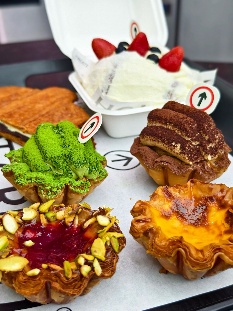LucioDeroin's tweet photo. Una joya oculta en el centro de Madrid! Pasteles de hojaldre rellenos de crema de vainilla que se derriten en la boca y café con aroma intenso  Vuelvo seguro!， https://t.co/lOoGhkseEq