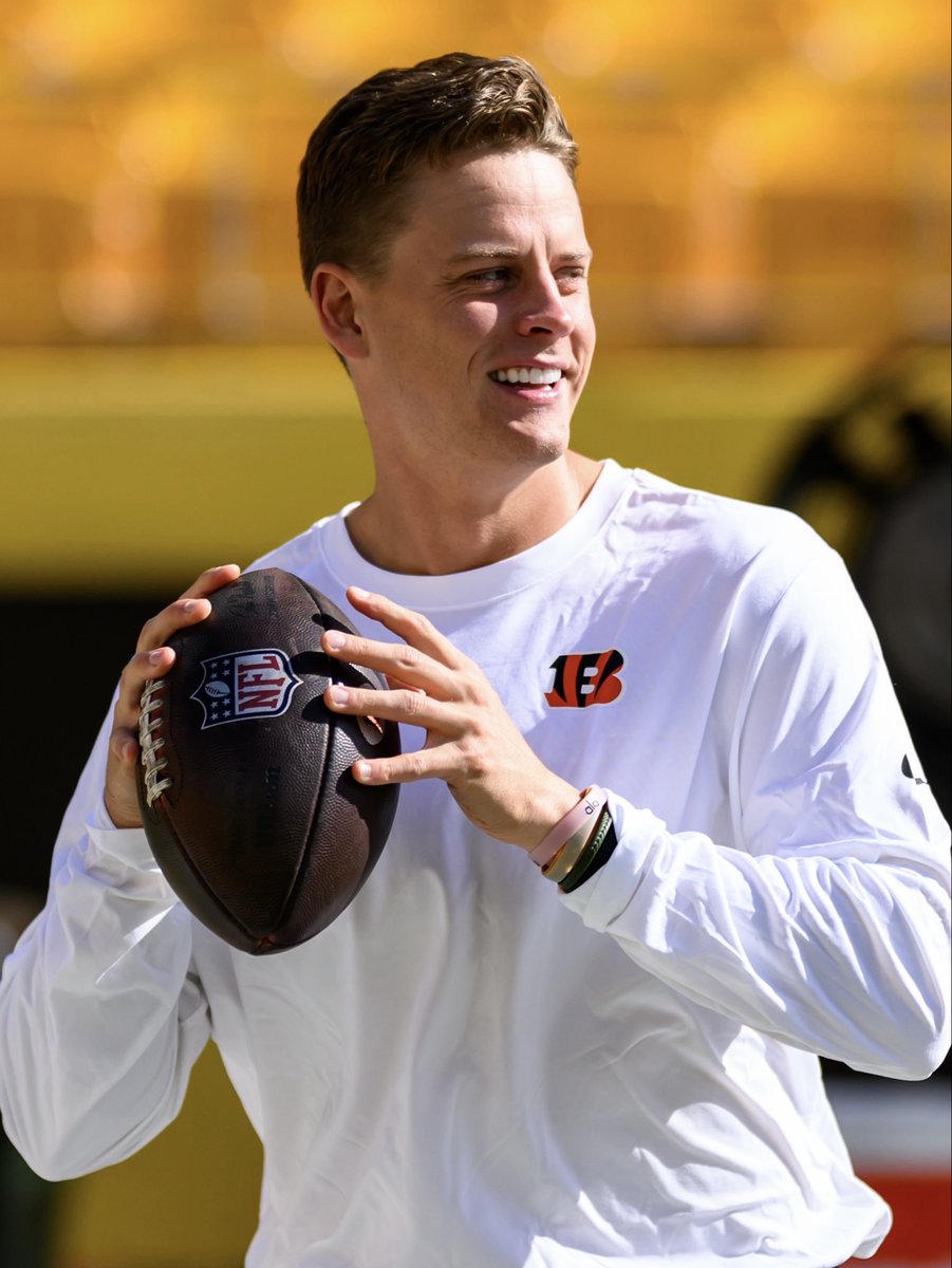 CincyBengalsBR's tweet photo. Joe Burrow se aquecendo agora há pouco! https://t.co/7rqx9dNA9J