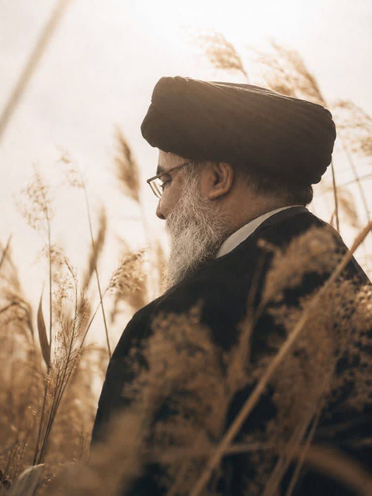 mo_gharibi's tweet photo. او را از جان خودم بیشتر دوست داشتم و دارم...
نشد که جانم را به او تقدیم کنم...
دلم برای او تنگ شده...
برای زمانی که گفت ما نزد ولی فقیه آقای خود هستیم...

#سیدحسن https://t.co/hcySEWDtbw