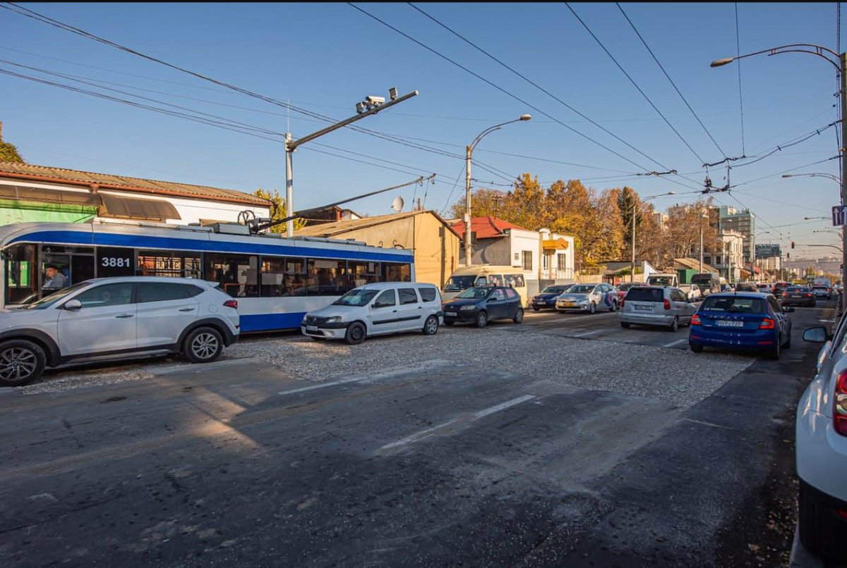 Elenaandrerkd's tweet photo. Din perspectiva unui inginer, o stradă în reparație nu arată spectaculos. Dar când vezi asfaltul nou și circulația mai bine organizată, începi să apreciezi munca din spate. #Chișinău #Infrastructură https://t.co/wqgyzf8rmR
