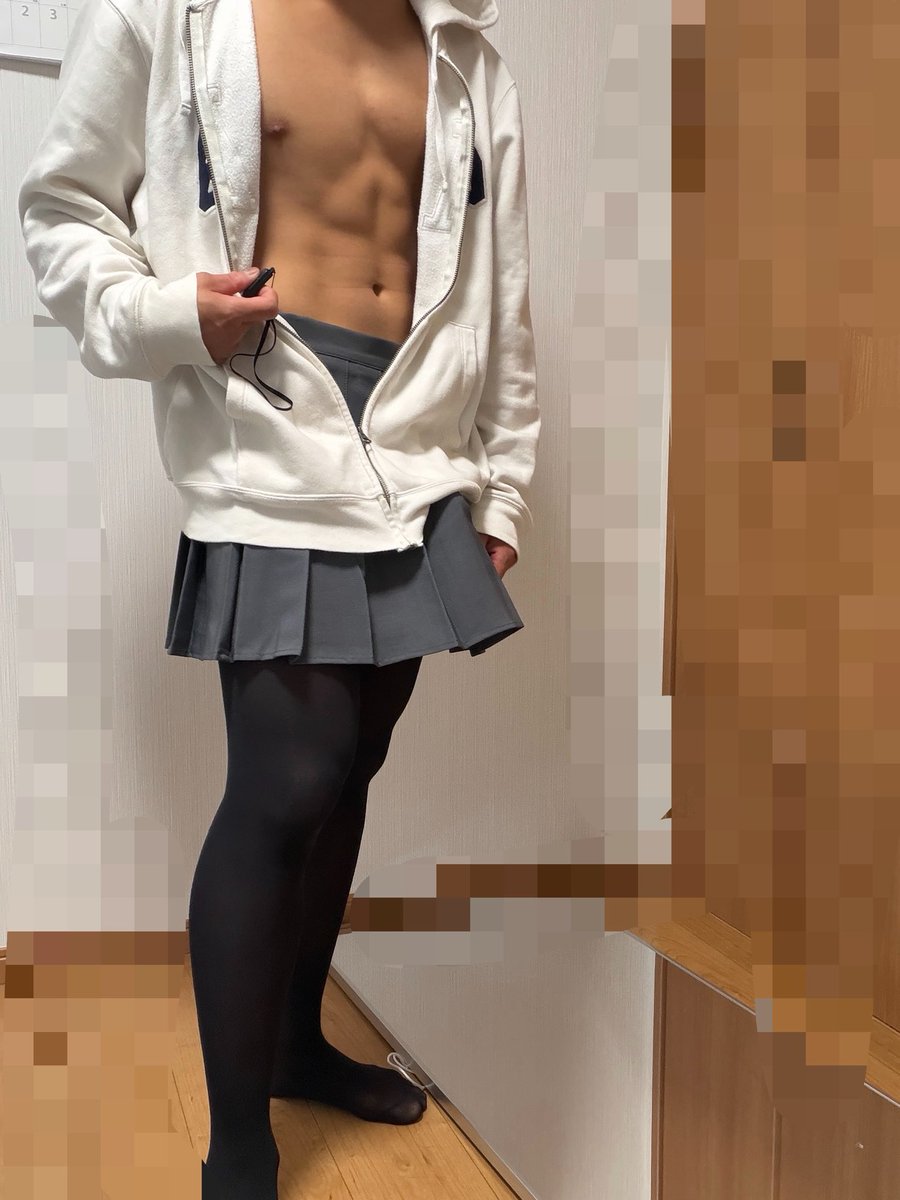 Yu_to890's tweet photo. 前撮った写真あげ忘れてました笑
やっぱり筋肉落とすか、流石に女装するのに筋肉が邪魔すぎる笑
#ニーハイ　#女装　#筋肉 https://t.co/s4vOgR3vPd