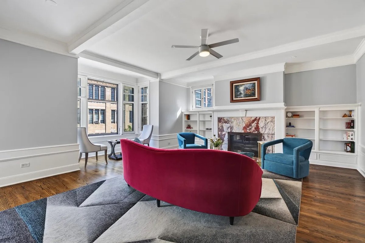 Eric_Erins's tweet photo. One of the units with a Solarium at 'Manor House' on Bryn Mawr is on the market. Love this building, it was originally built as a 6-flat, the apartments have all been subdivided up. This one has the original living room and solarium (used as a dining room). 2 bed/2 bath $525K https://t.co/QfjPAtSm4t