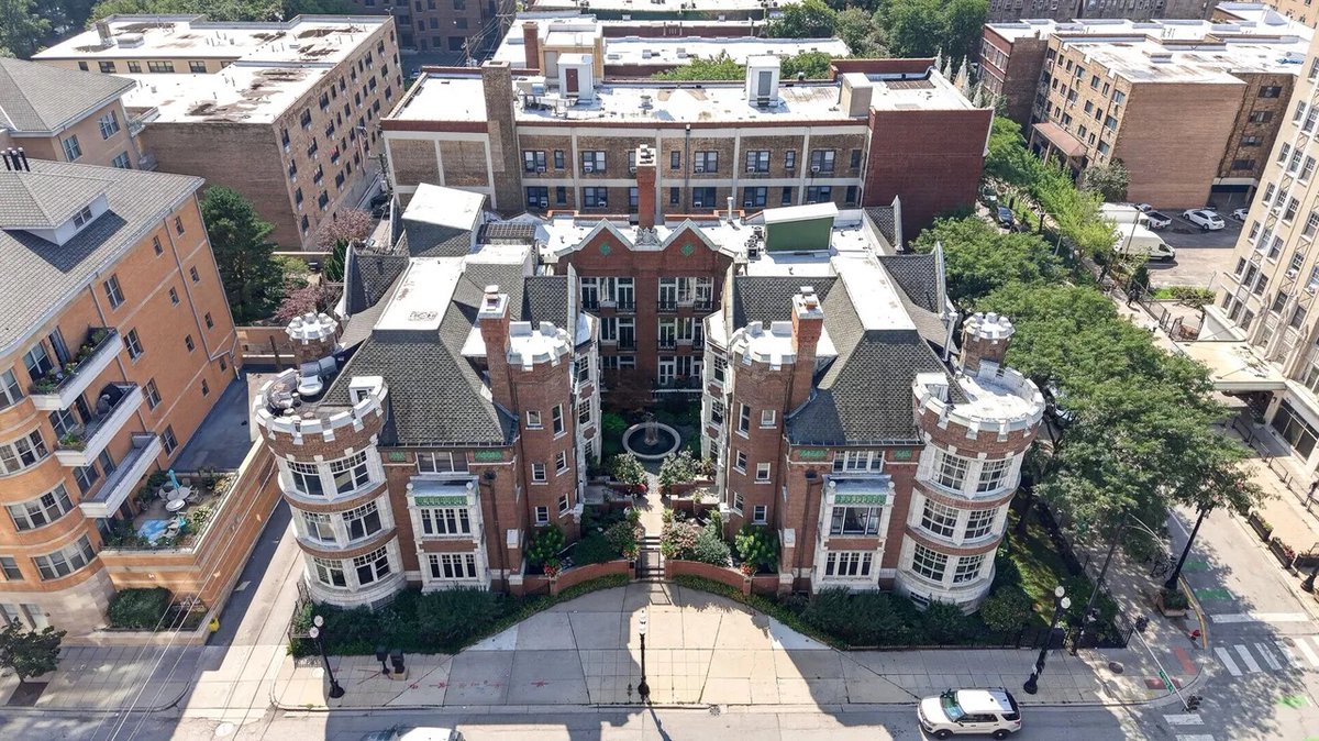 Eric_Erins's tweet photo. One of the units with a Solarium at 'Manor House' on Bryn Mawr is on the market. Love this building, it was originally built as a 6-flat, the apartments have all been subdivided up. This one has the original living room and solarium (used as a dining room). 2 bed/2 bath $525K https://t.co/QfjPAtSm4t