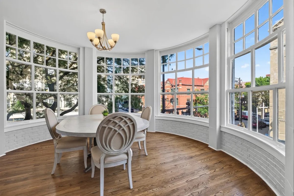 Eric_Erins's tweet photo. One of the units with a Solarium at 'Manor House' on Bryn Mawr is on the market. Love this building, it was originally built as a 6-flat, the apartments have all been subdivided up. This one has the original living room and solarium (used as a dining room). 2 bed/2 bath $525K https://t.co/QfjPAtSm4t