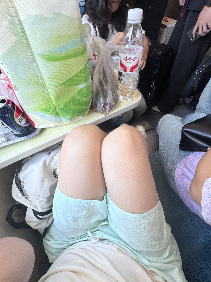 smallcakeyy's tweet photo. 开学的硬座真的很难捱 https://t.co/K8bqpWMBRx