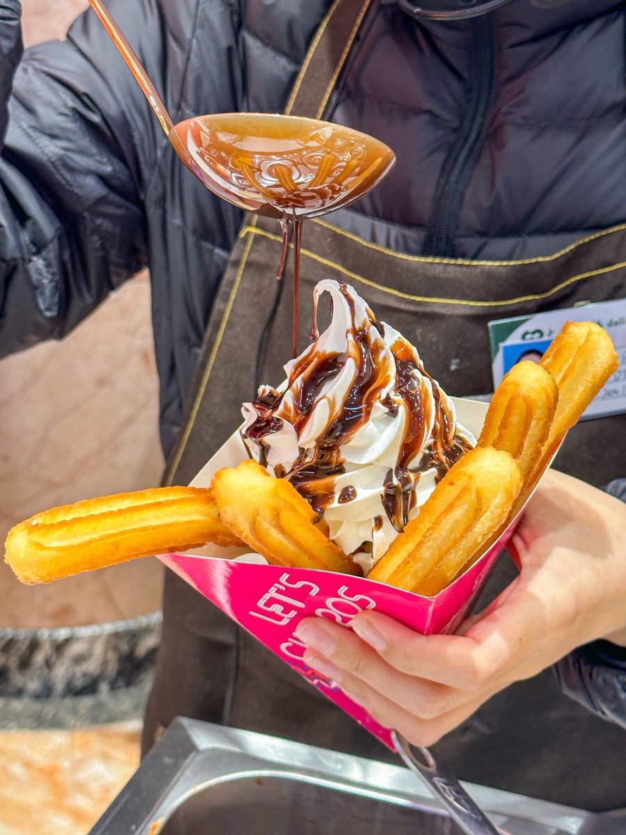 SarahDushakyry's tweet photo. Churros crujientes con chocolate caliente, el snack de la calle que alegra cualquier tarde! https://t.co/QCKyaY46o3