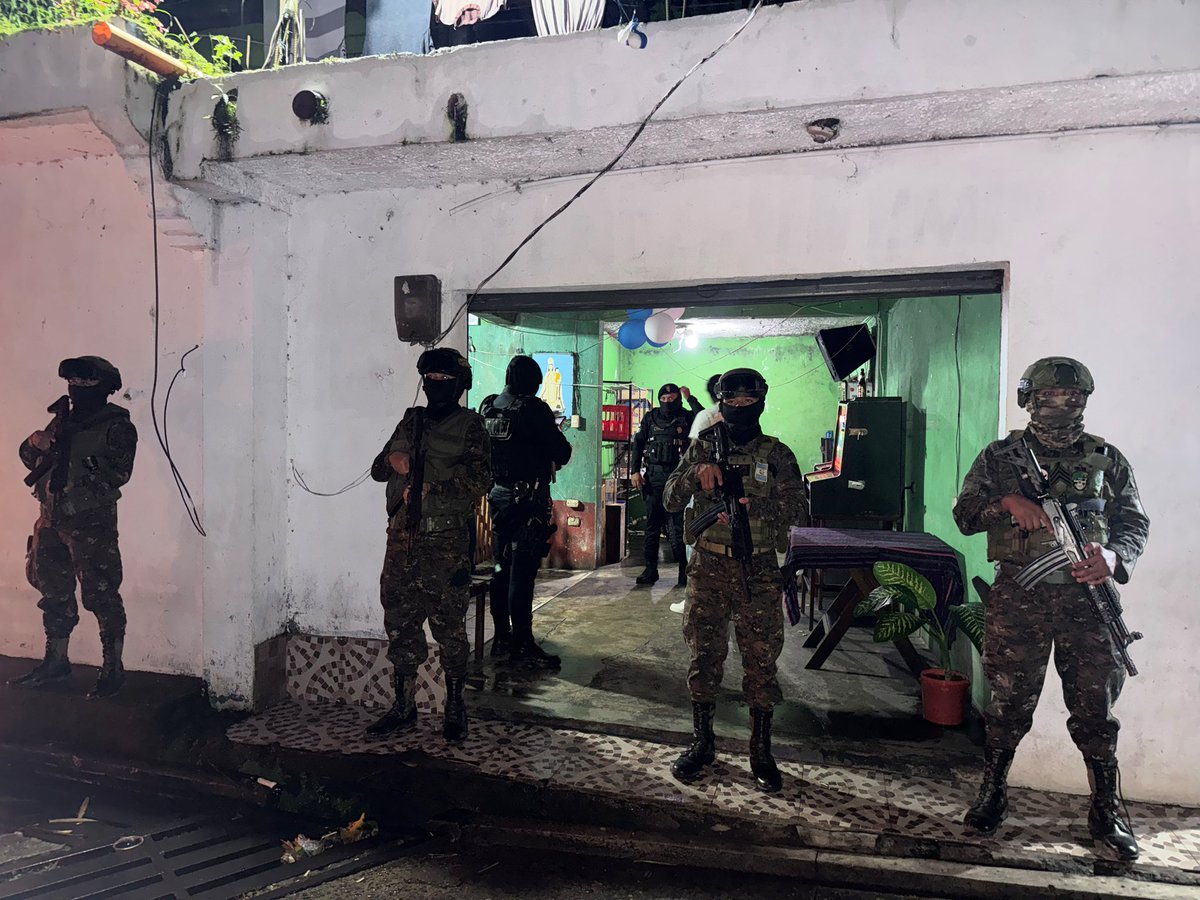 Ejercito_GT's tweet photo. Seguridad al servicio de la población guatemalteca. 🫡🇬🇹
 
Brigada de Operaciones para Montaña “GJMRB”, en coordinación con las fuerzas de seguridad civil, realizó patrullaje a pie en las principales calles y avenidas del municipio de Colomba Costa Cuca, #Quetzaltenango, con el objetivo de fortalecer la seguridad y prevención, en beneficio de la población guatemalteca.

#EjércitoGT #EstamosCumpliendo