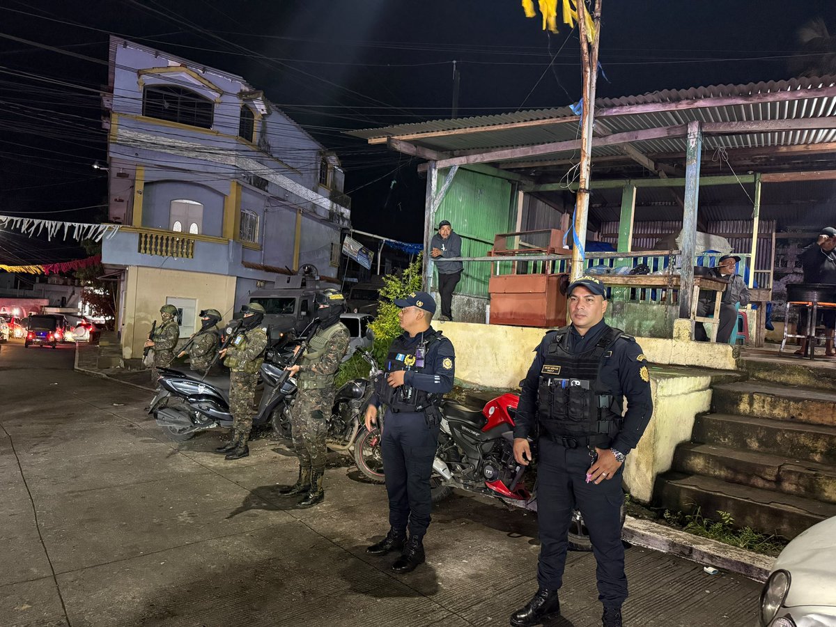 Ejercito_GT's tweet photo. Seguridad al servicio de la población guatemalteca. 🫡🇬🇹
 
Brigada de Operaciones para Montaña “GJMRB”, en coordinación con las fuerzas de seguridad civil, realizó patrullaje a pie en las principales calles y avenidas del municipio de Colomba Costa Cuca, #Quetzaltenango, con el objetivo de fortalecer la seguridad y prevención, en beneficio de la población guatemalteca.

#EjércitoGT #EstamosCumpliendo