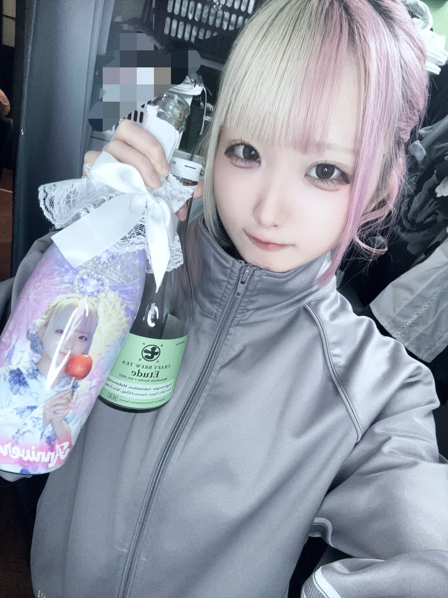 niania_TT's tweet photo. おきゅおわ！
いつもと違う衣装を着るってことできてくれたコーヒー大好きやさんも帰省から帰るタイミングで来てくれたお客さまも遠隔くれたお客様もありがとうー！
暇な時間なくて嬉しかった！
オリシャンのお礼ALTに書いてます！
指名、ドリンク、フード、ポン、遠隔、ドリンクありがとう！ https://t.co/ThLhygE6ow