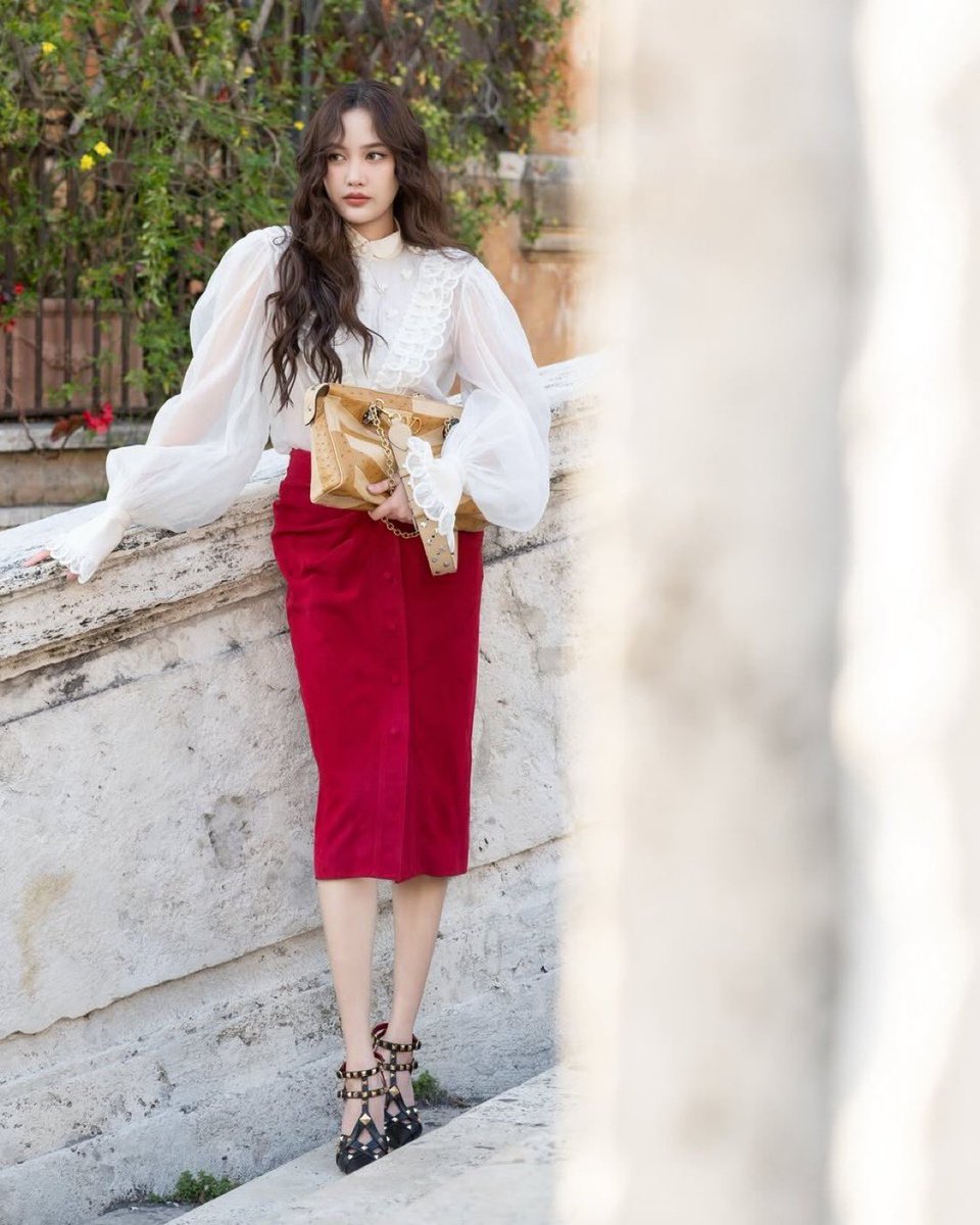 FreenEUROPE's tweet photo. Freen wearing Maison Valentino is always a visual masterpiece 🤍

@srchafreen
@ValentinoTH
@MaisonValentino

#PFW 
#srchafreen 
#FreenSarocha
#ValentinoxFreen
#ValentinoGaravani https://t.co/fwYjZtTPfI