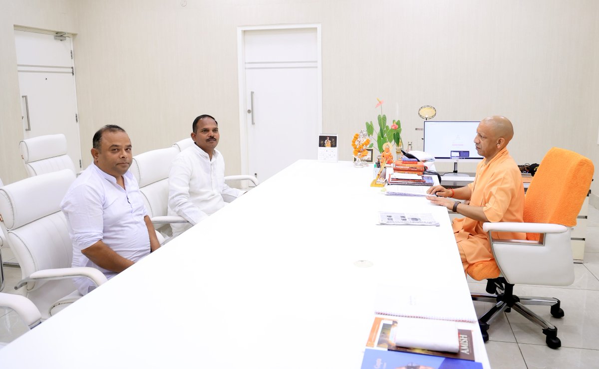 myogioffice's tweet photo. मुख्यमंत्री श्री @myogiadityanath जी महाराज से आज लखनऊ में जनपद गोरखपुर के निवासी श्री राम भुआल कुशवाहा जी ने शिष्टाचार भेंट की।

इस अवसर पर पंकज जी भी उपस्थित रहे। https://t.co/okUfLovpLp