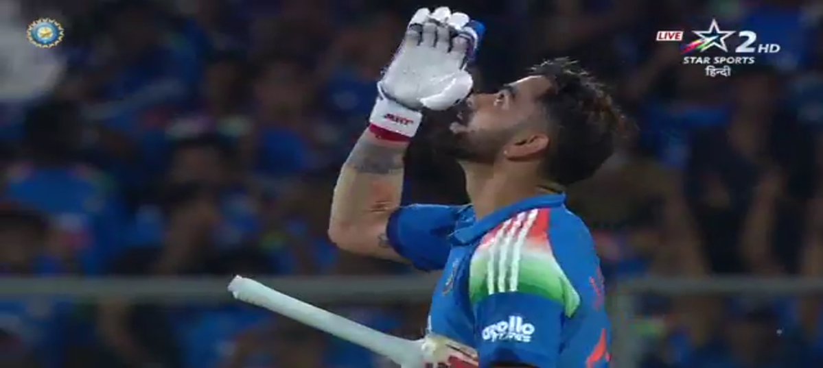 CaptainXkohli's tweet photo. Idolo turning the clock ⏳🛐

#ViratKohli https://t.co/iBqJilAZnQ