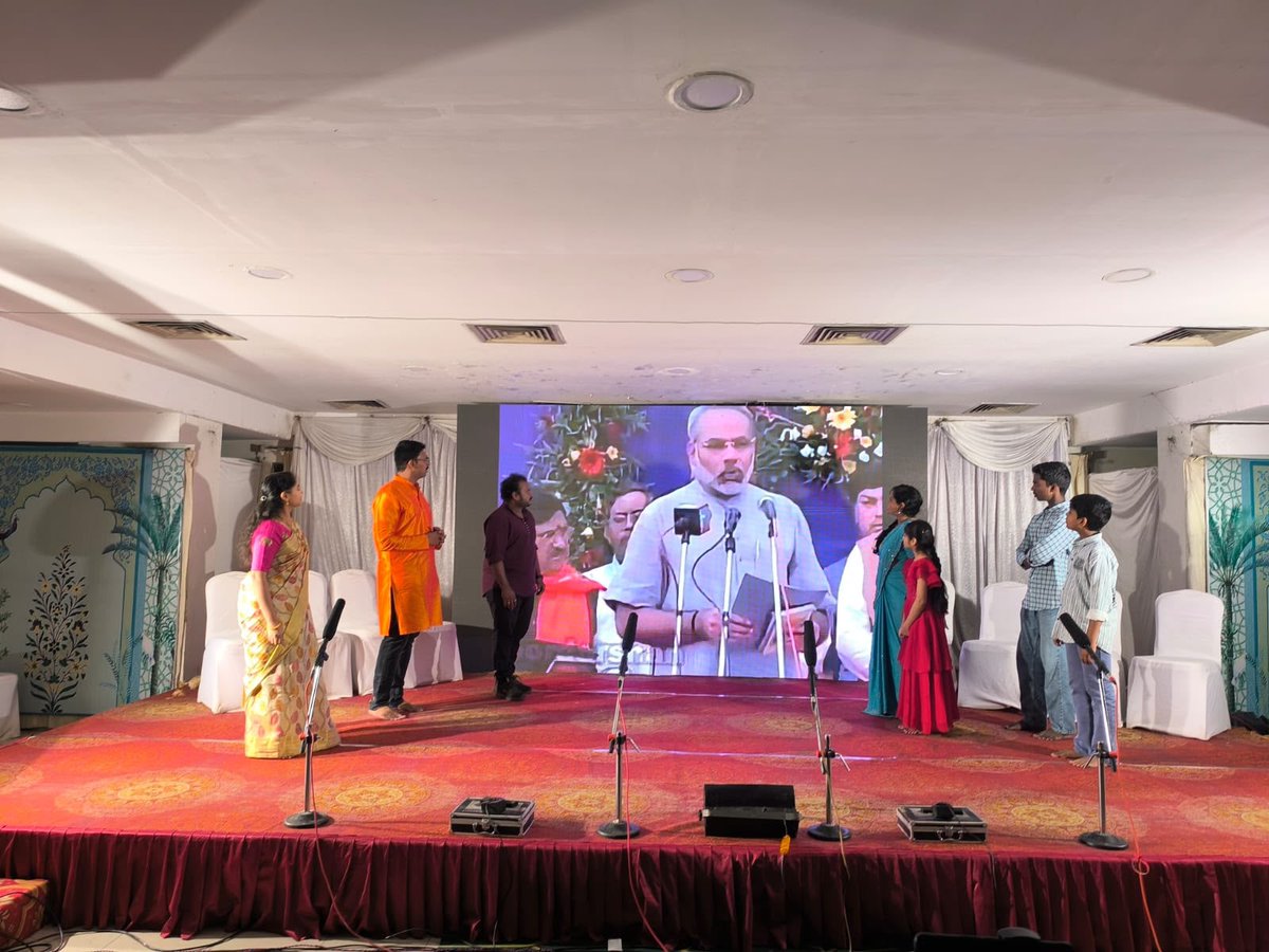 MadhavBJP's tweet photo. ఈరోజు విశాఖపట్నంలో సేవా సంకల్ప అభియాన్‌లో భాగంగా నిర్వహించిన “నమో సేవా గాధ” వీధి నాటకం కార్యక్రమంలో పాల్గొనడం జరిగింది.

ప్రధానమంత్రి శ్రీ @narendramodi గారి ప్రజాసేవ, దేశ అభివృద్ధి కోసం చేస్తున్న కృషిని ప్రజలకు తెలియజేస్తూ నిర్వహించిన ఈ కార్యక్రమం ఎంతో ఆకట్టుకుంది.

#SevaSankalpAbhiyan
#NamoSeva
