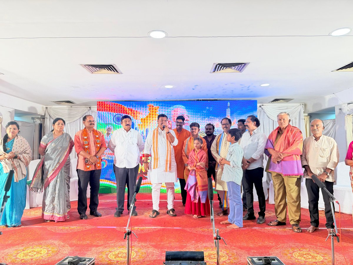 MadhavBJP's tweet photo. ఈరోజు విశాఖపట్నంలో సేవా సంకల్ప అభియాన్‌లో భాగంగా నిర్వహించిన “నమో సేవా గాధ” వీధి నాటకం కార్యక్రమంలో పాల్గొనడం జరిగింది.

ప్రధానమంత్రి శ్రీ @narendramodi గారి ప్రజాసేవ, దేశ అభివృద్ధి కోసం చేస్తున్న కృషిని ప్రజలకు తెలియజేస్తూ నిర్వహించిన ఈ కార్యక్రమం ఎంతో ఆకట్టుకుంది.

#SevaSankalpAbhiyan
#NamoSeva