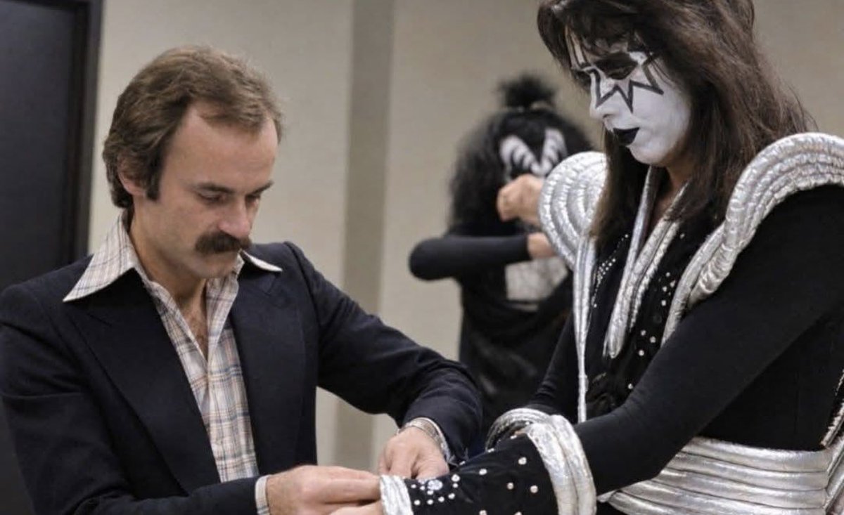 ssikfandk's tweet photo. 70s #KISStory : Bill… the ‘ACE’ up KISS’s sleeve. TV , concert, magazine, TV bookings- of course. Need a hand w/ your costume? Whatever. Bill was TRULY the 5th #KMAN. https://t.co/KVPfGpYjzU