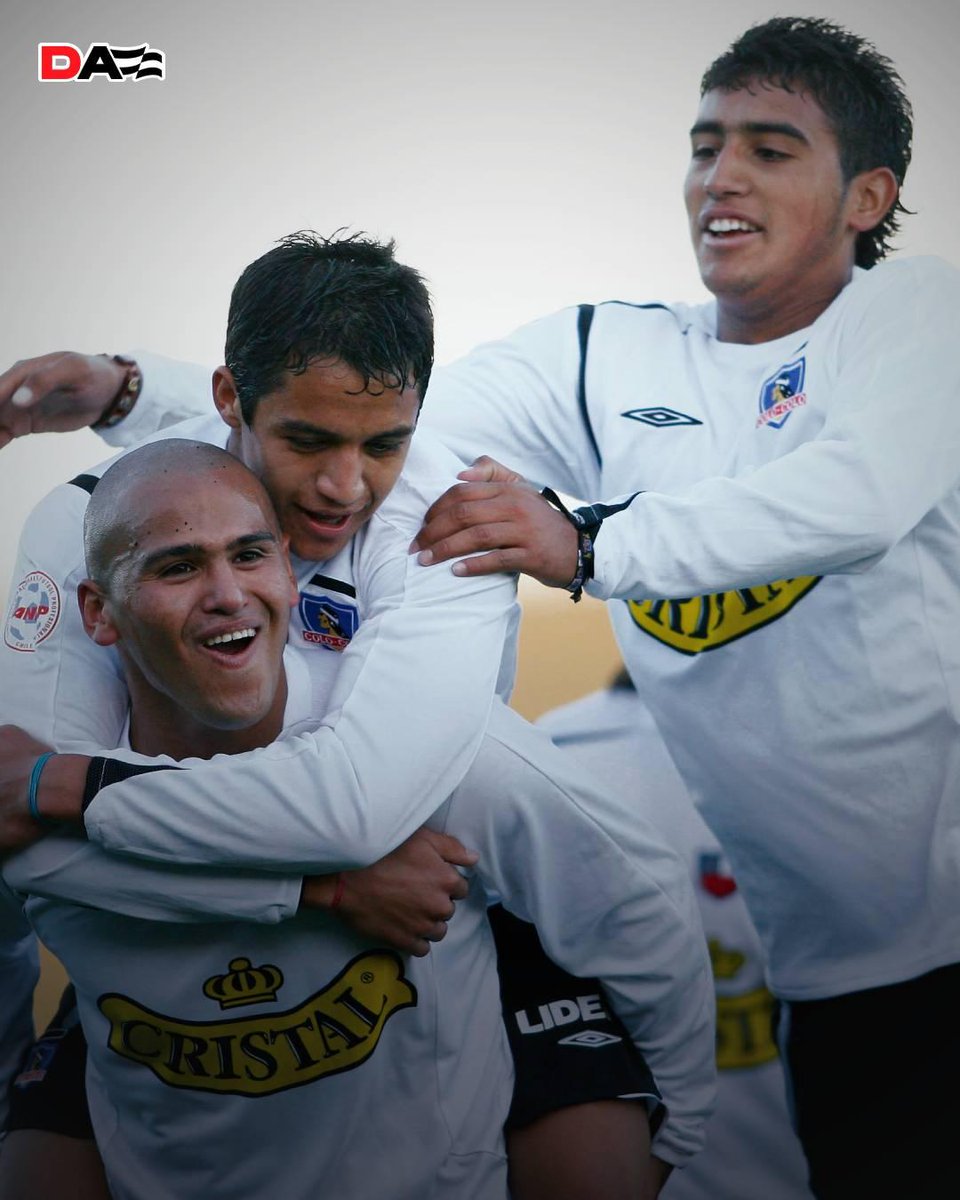 dalealbo's tweet photo. Ahora que Colo Colo vuelve al Chinquihue para enfrentar a Puerto Montt, recordamos a este Arturo Vidal ante los Albiverdes en los playoffs de 2006. ⚪⚫

20 años después, el “Rey” regresará al Sur. 👑 https://t.co/eKYzUlM8YK