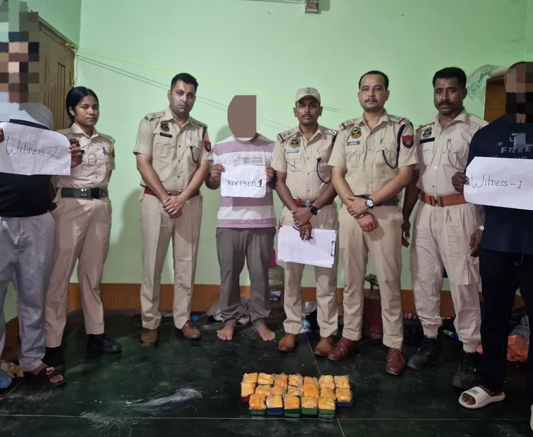 himantabiswa's tweet photo. From “on the way” to “in custody”, that’s one journey @assampolice cut short.

@GuwahatiPol apprehended a drug peddler in Seuj Nagar and recovered 262 grams of suspected heroin, worth approximately ₹2 crore.

Good job 👏🏻

#NashaMuktBharat #AssamAgainstDrugs https://t.co/ngyXUEOmoN