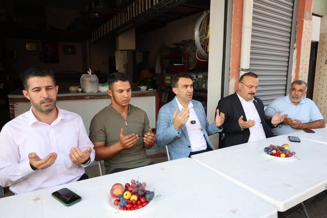 ferdi_cokkeser's tweet photo. 📍 Akbelen Mahallesi

✅ Taziye Ziyareti

AK Parti Mersin İl Başkanımız Sayın Adem Aldemir, İl Yönetim Kurulu Üyelerimiz ve Toroslar İlçe Teşkilatımızla birlikte, mahalle sakinlerimizden hakkın rahmetine kavuşan merhum Ahmet Bal’ın kıymetli ailesine taziye ziyaretinde bulunduk.

Merhuma Allah’tan rahmet Bal ailesine, yakınlarına ve sevenlerine sabır ve başsağlığı diliyoruz.

Rabbim mekânını cennet eylesin.