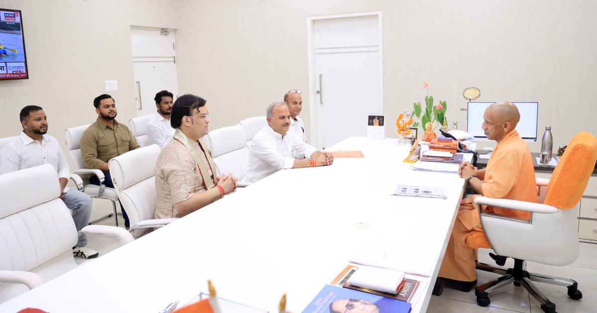 myogioffice's tweet photo. मुख्यमंत्री श्री @myogiadityanath जी महाराज से आज लखनऊ में जनपद अलीगढ़ के कोल विधान सभा क्षेत्र से माननीय विधायक श्री अनिल पाराशर जी ने शिष्टाचार भेंट की।

इस अवसर पर डॉ. अनुराम कृष्ण पाठक जी, श्री अखिलेश पराशर जी, श्री अभिषेक पराशर जी, श्री कार्तिक पराशर जी एवं श्री अनिल दीक्षित जी भी उपस्थित रहे।

@AnilParasharMLA