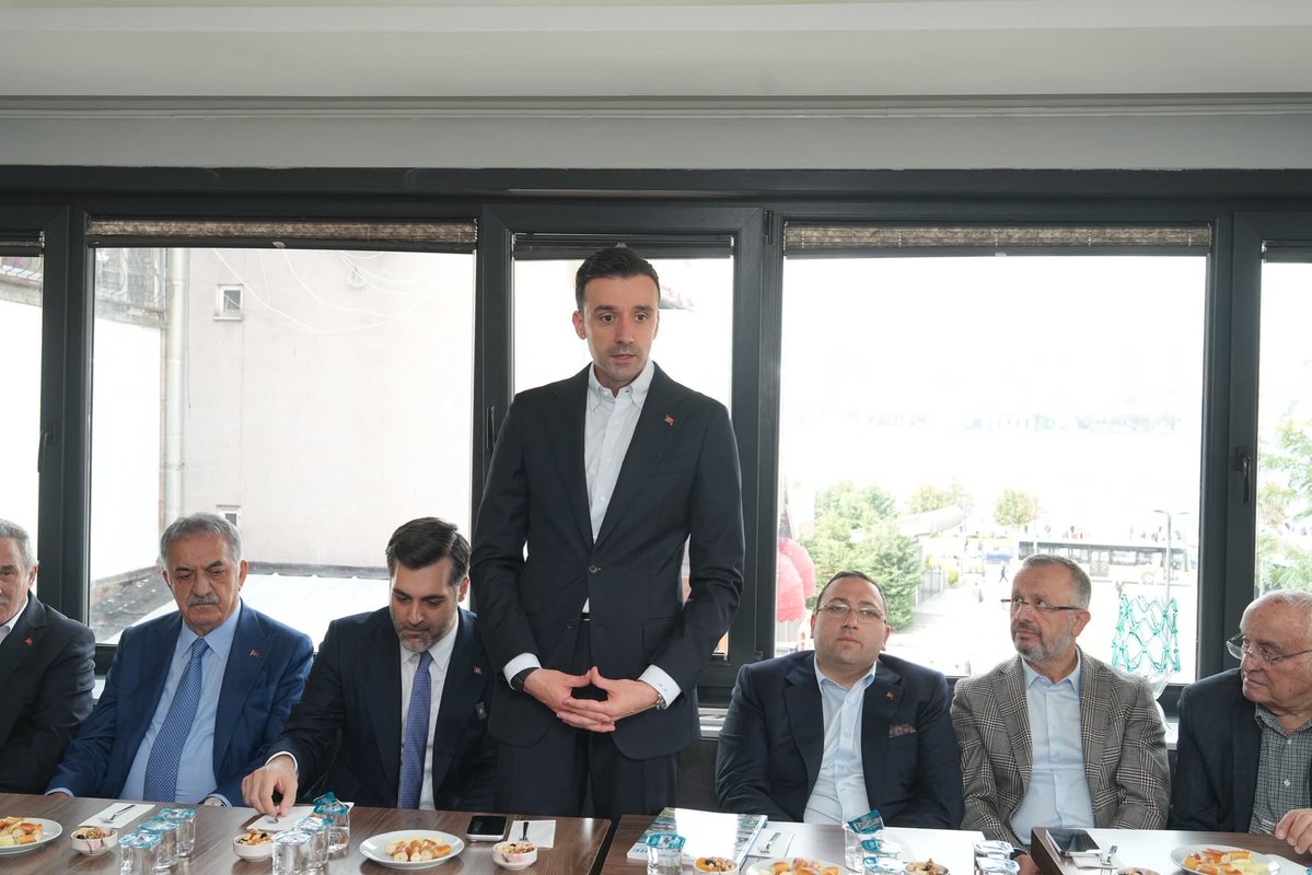 mehmettkucuk1's tweet photo. Türkiye Yüzyılı Buluşmaları kapsamında Genel Başkan Yardımcımız Sayın Hayati Yazıcı ile birlikte Üsküdar’da çarşı esnafımızı, Gastronomi Sokağı’ndaki esnaflarımızı ve Rize Kalkandere Vakfı Derneğimizi ziyaret ettik.

Esnafımızın bereketine, kıymetli hemşehrilerimizin samimi sohbetine ortak olduk. Üsküdar’da gönüllere dokunan, güzel ve anlamlı bir günü hep birlikte yaşadık.

@akpartiistanbul
@ak_uskudar
#TürkiyeYüzyılıBuluşmaları