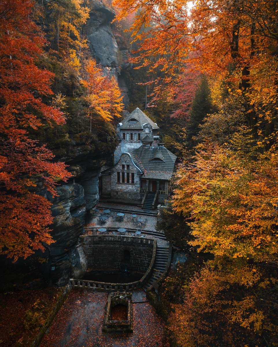 visualsofearth1's tweet photo. A quiet stone lodge tucked into the sandstone ravines of Hřensko, Czechia. https://t.co/NO7YD1rdMR