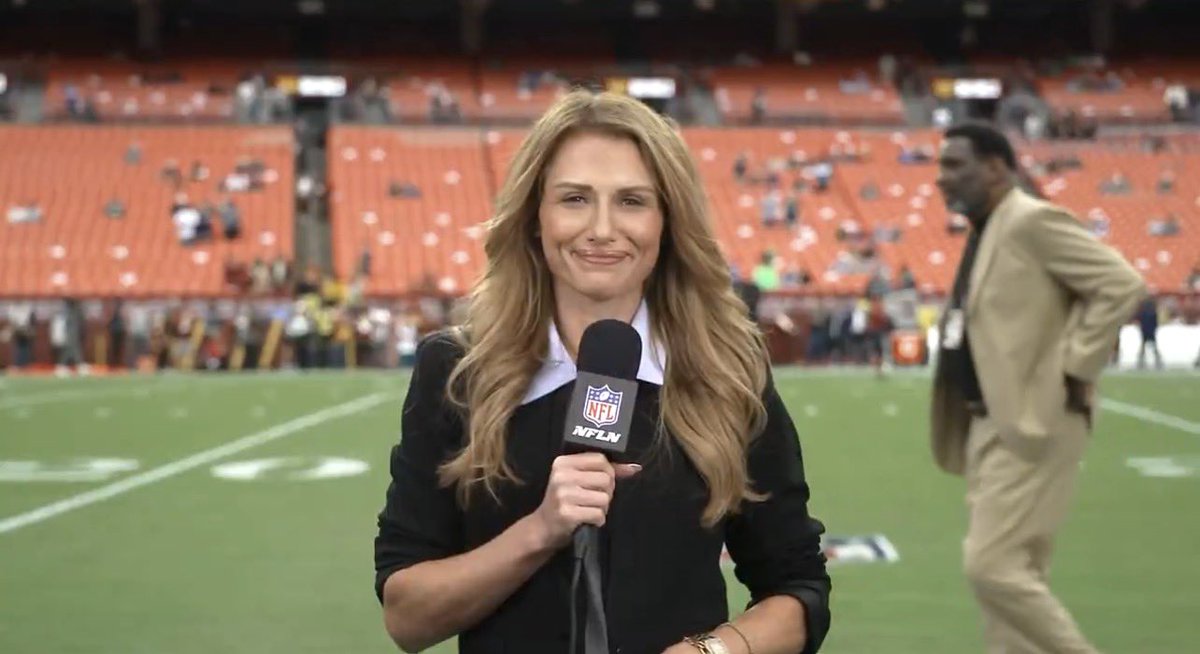 Titletown1033's tweet photo. The best in the business @SlaterNFL 🖤✨ https://t.co/388EC08orR