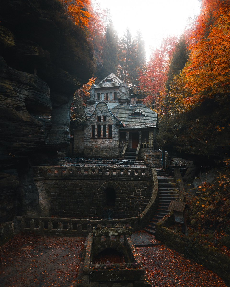 visualsofearth1's tweet photo. A quiet stone lodge tucked into the sandstone ravines of Hřensko, Czechia. https://t.co/NO7YD1rdMR