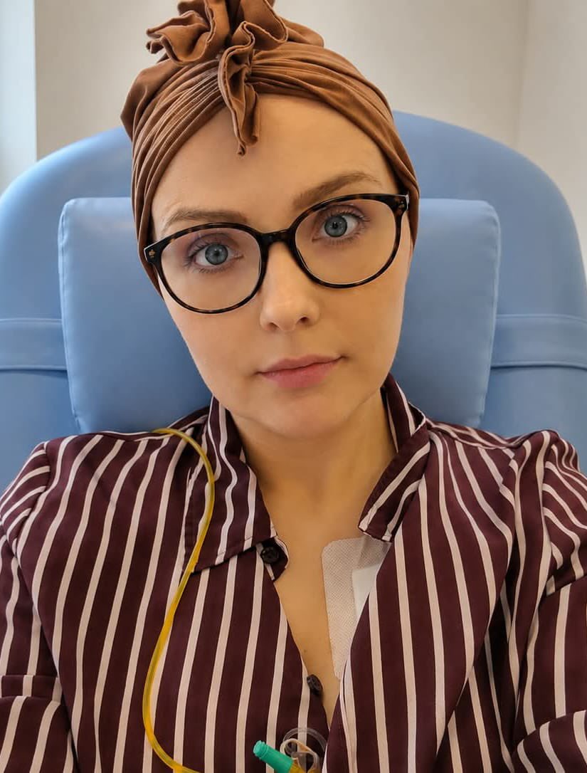 paddyney's tweet photo. Walczę za Agnieszkę ❤️🇵🇱❤️

Agnieszka jest żoną żołnierza z brygady, do której dołączyłem.

W trzecim trymestrze, będąc w ciąży z pierwszym dzieckiem - Wojtkiem - dowiedziała się, że ma agresywnego, potrójnie ujemnego raka piersi.

W trakcie chemioterapii urodziła zdrowego synka.

Tydzień po porodzie przeszła mastektomię, potem kolejne cykle chemioterapii i radioterapię. Leczenie skończyła w grudniu 2025 roku, wierząc, że najgorsze już za nią.

W maju 2026 PET, który sama sobie zorganizowała, pokazał przerzuty do kości, wątroby i płuc.

Walczy o czas ze swoim synem.

Jedyną realną szansą, jaka jej została, jest spersonalizowana szczepionka neoantygenowa.

Nie jest refundowana przez państwo - każda wpłata dosłownie daje Agnieszce szansę, żeby być ze swoim synem.

🇵🇱 LINK W KOMENTARZU 🇵🇱

Proszę Was — wpłaćcie, ile możecie, i dajcie znać w komentarzu.

Zawsze gotowi, zawsze blisko ❤️🇵🇱❤️