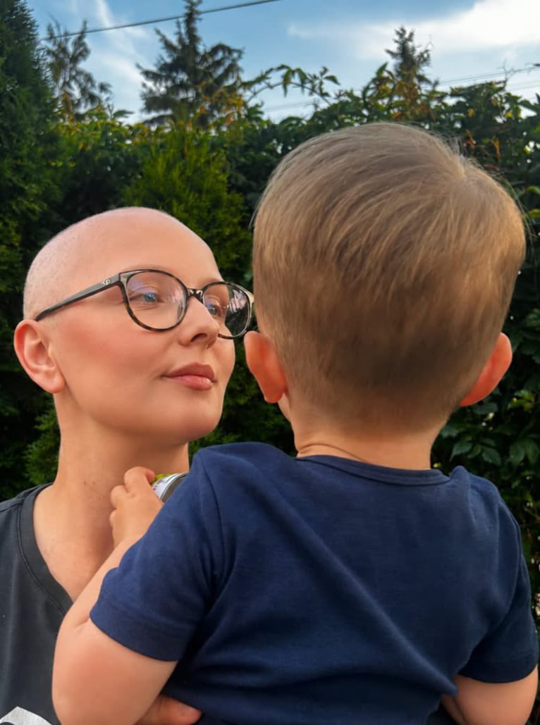 paddyney's tweet photo. Walczę za Agnieszkę ❤️🇵🇱❤️

Agnieszka jest żoną żołnierza z brygady, do której dołączyłem.

W trzecim trymestrze, będąc w ciąży z pierwszym dzieckiem - Wojtkiem - dowiedziała się, że ma agresywnego, potrójnie ujemnego raka piersi.

W trakcie chemioterapii urodziła zdrowego synka.

Tydzień po porodzie przeszła mastektomię, potem kolejne cykle chemioterapii i radioterapię. Leczenie skończyła w grudniu 2025 roku, wierząc, że najgorsze już za nią.

W maju 2026 PET, który sama sobie zorganizowała, pokazał przerzuty do kości, wątroby i płuc.

Walczy o czas ze swoim synem.

Jedyną realną szansą, jaka jej została, jest spersonalizowana szczepionka neoantygenowa.

Nie jest refundowana przez państwo - każda wpłata dosłownie daje Agnieszce szansę, żeby być ze swoim synem.

🇵🇱 LINK W KOMENTARZU 🇵🇱

Proszę Was — wpłaćcie, ile możecie, i dajcie znać w komentarzu.

Zawsze gotowi, zawsze blisko ❤️🇵🇱❤️