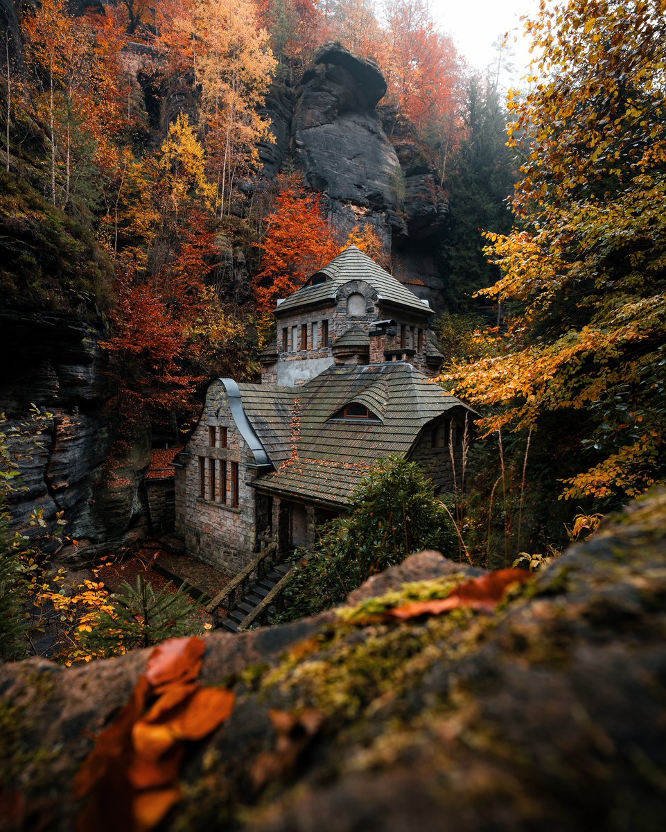 visualsofearth1's tweet photo. A quiet stone lodge tucked into the sandstone ravines of Hřensko, Czechia. https://t.co/NO7YD1rdMR