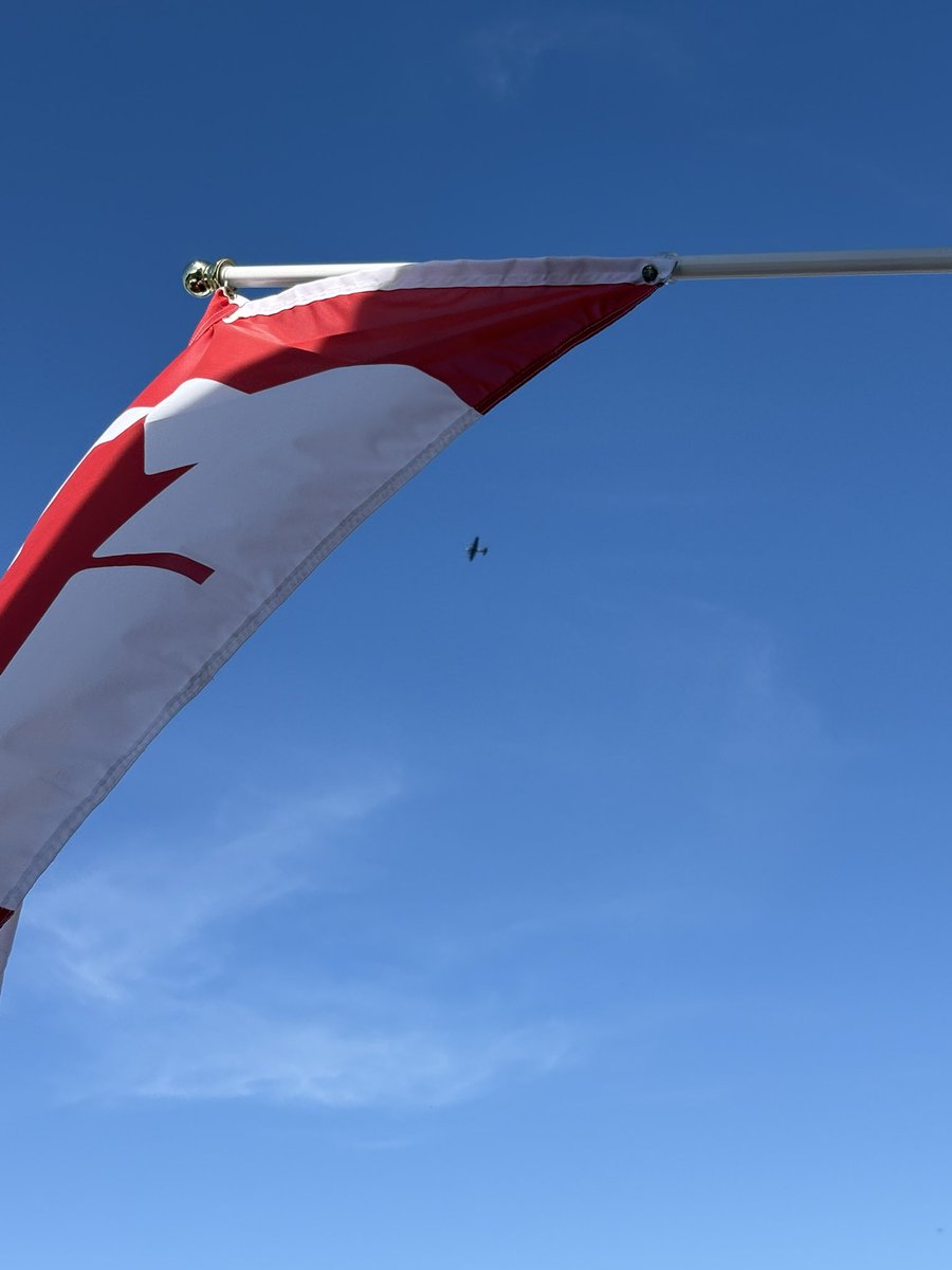 AndrewJLowry's tweet photo. Thank you @CWHM for the double feature airshow this morning. I stepped outside to look at the C-47* (DC-3) and then saw VeRA the Mynarski Lancaster. 
Then a repeat fly by. Some iPhone pictures. 
*she transported paratroopers for the Normandy landings.
#Lancaster #C47 #WWII https://t.co/bqKEEVKO1D