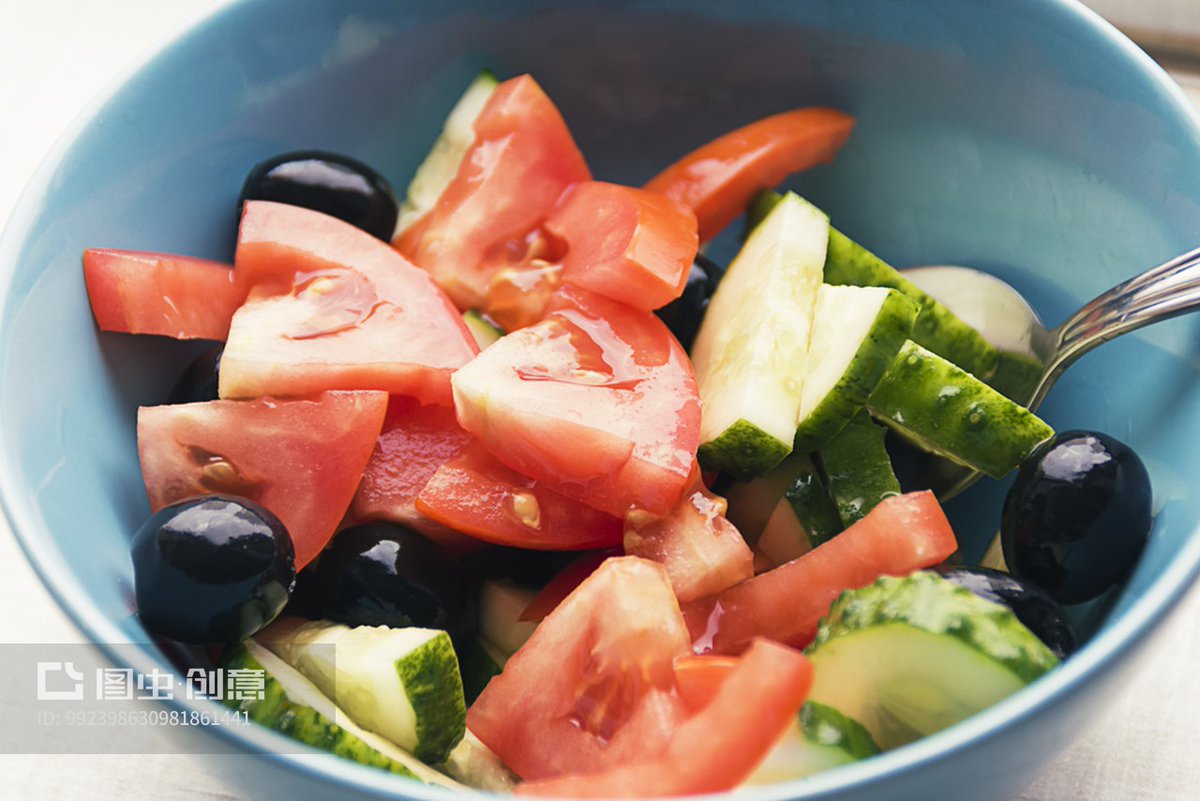 LatinaAmidtrr's tweet photo. Hoy almorcé ensalada de tomate, pepino y queso fresco con un panecillo crujiente — ligera y deliciosa, perfecta para un día entre semana. https://t.co/ElR1Knbzqv
